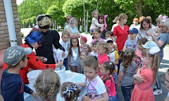 100 детей сотрудников ДВОМЦ приняли участие в праздничном шоу в честь Дня защиты детей