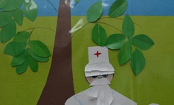 Макет больницы и юбилейный логотип представлены на творческой выставке в стационаре ДВОМЦ